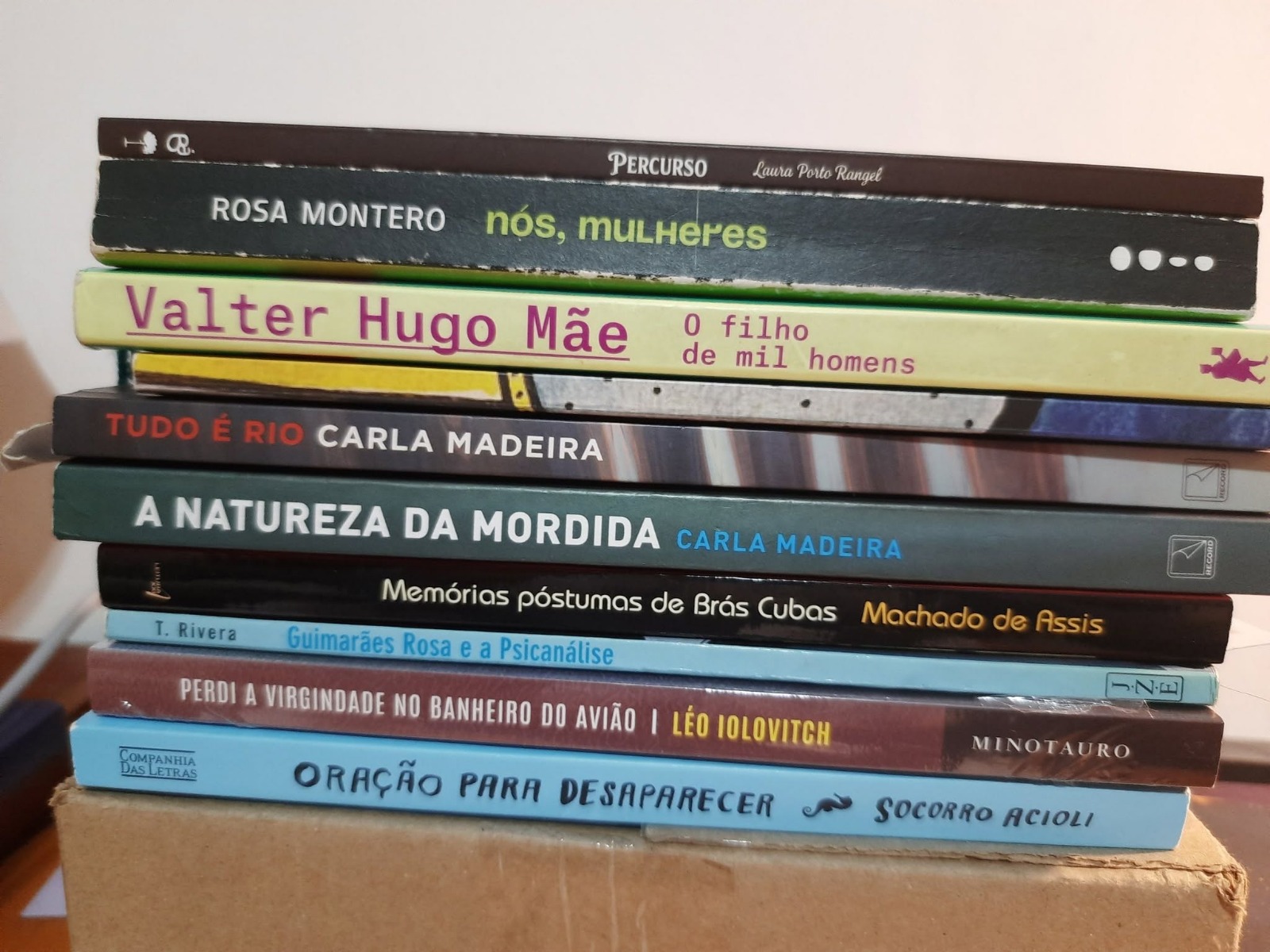 Pilha de livros lidos pela Roda, de Rosa Montero, Valter Hugo Mãe, Carla Madeira e Machado de Assis